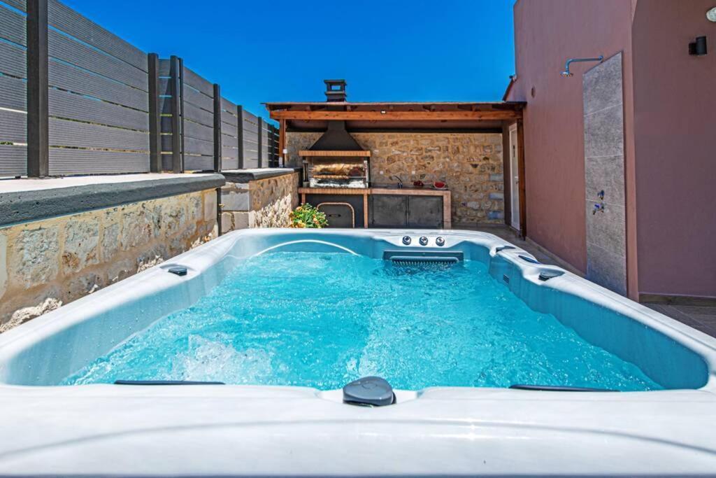 Villa Anthi, A Modern Villa With Salted Water Pool,Hot Tub & Bbq! Rethymno  Exterior photo